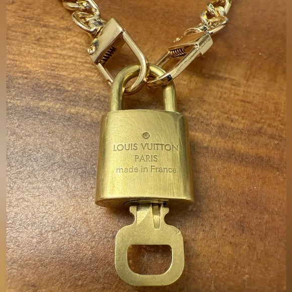 Louis Vuitton LV #344 48" chain unbranded. Authentic Lock & Key double choker - Picture 5 of 5